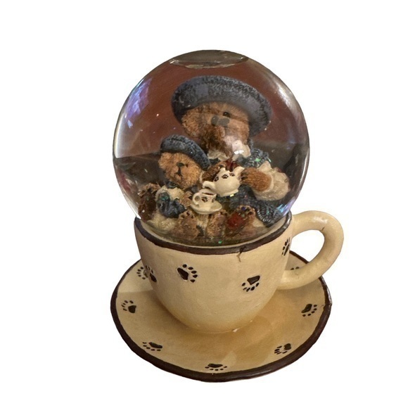 The Boyd bear stone snow globe - Picture 1 of 4